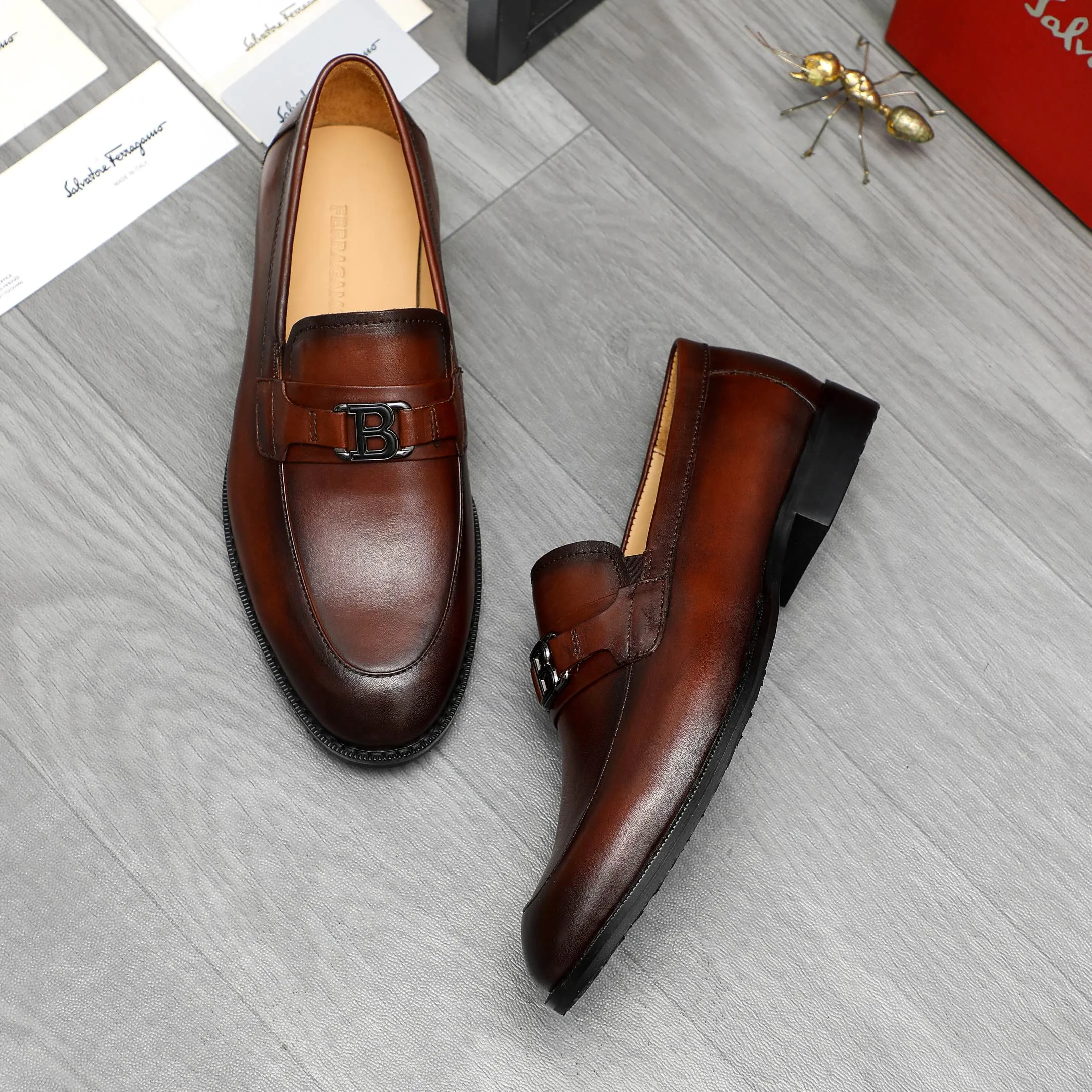 Men's shoes 💰540 Product trademark: Ferragamo "Ferragamo" business casual slip-on leather shoes Regular size: 39-45 (45. Customized, non-returnable) Product materials: Selected color-brushed cowhide upper, cowhide lining, original outsole